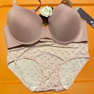 Gloria Vanderbilt Plus Size Bra and Panty Set - Size 40D/1X